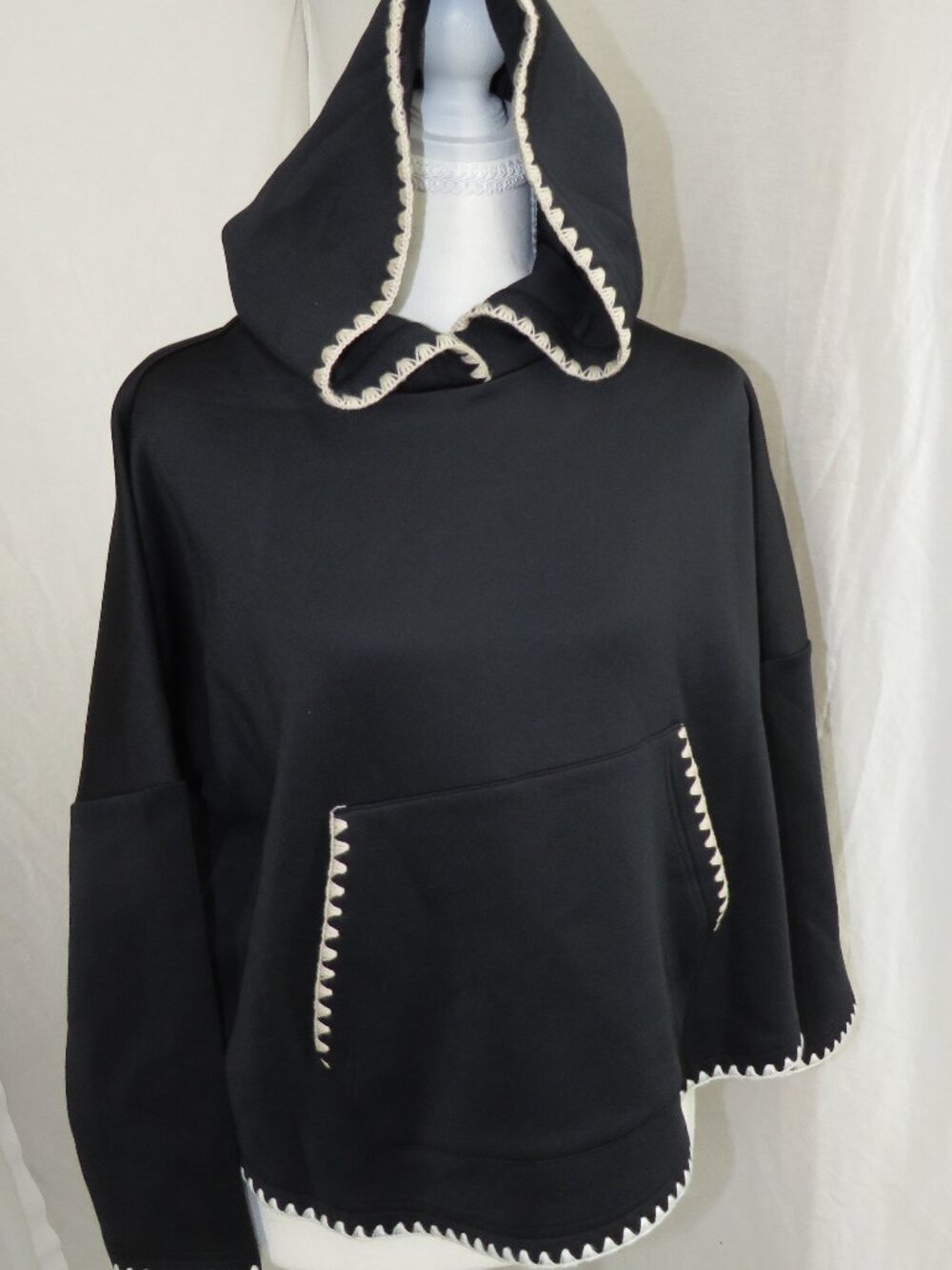 Elevated athleisure from Tuckernuck Sport. Black pullover M/L